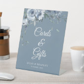 Stoffige blauwe bloemenkaarten & geschenken trouwb reclamebord met voetstuk (Insitu)