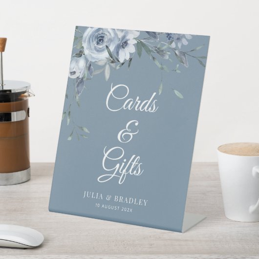 Stoffige blauwe bloemenkaarten & geschenken trouwb reclamebord met voetstuk (Insitu)