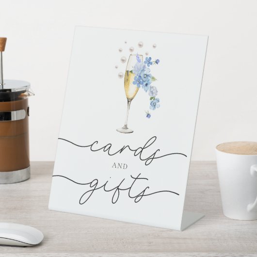 Stoffige Blauwe Bloemenparels & Prosecco Kaarten & Reclamebord Met Voetstuk (Insitu)