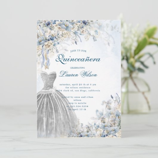 stoffige blauwe bloemenquinceañera uitnodiging (Staand voorkant)