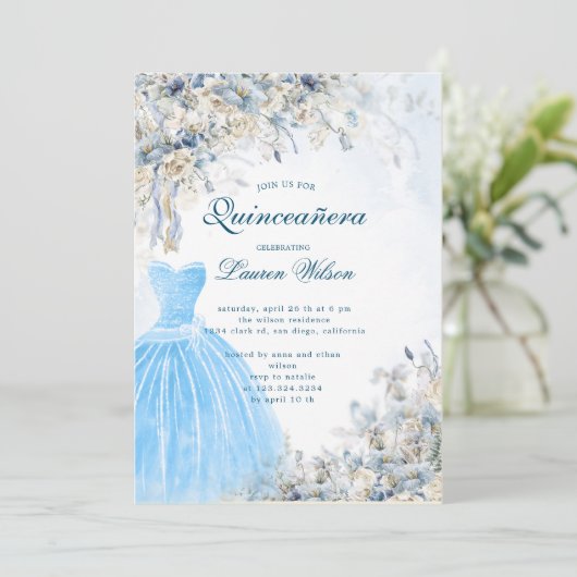 stoffige blauwe bloemenquinceañera uitnodiging (Staand voorkant)