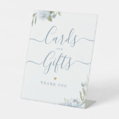 Stoffige blauwe bloemenrustieke trouwkaarten en ge reclamebord met voetstuk (Voorkant)