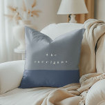 Stoffige blauwe blok gepersonaliseerde werpkussen kussen<br><div class="desc">Moderne minimale werpkussen met een stoffige blauwe kleur blok. Perfect voor interieurdecoratie en cadeaus voor leraren,  nieuwe huiseigenaren,  pasgetrouwden en meer.</div>