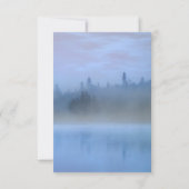 stoffige blauwe bos landschap bruiloft RSVP kaartje (Achterkant)