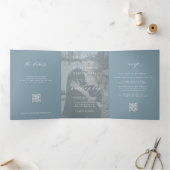 Stoffige blauwe foto bruiloft RSVP details QR code Drieluik Uitnodiging (Binnen)
