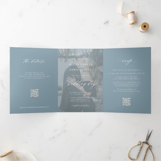 Stoffige blauwe foto bruiloft RSVP details QR code Drieluik Uitnodiging (Binnen)