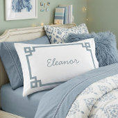 Stoffige blauwe Griekse sleutel monogram standaard Kussensloop