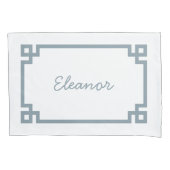 Stoffige blauwe Griekse sleutel monogram standaard Kussensloop (Voorkant)