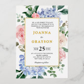 Stoffige blauwe hortensia als pastel roze rozen br folie uitnodiging (Voorkant)