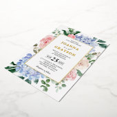 Stoffige blauwe hortensia's pastelroze rozen bruil folie uitnodiging (Gedraaid)