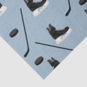 Stoffige Blauwe IJshockey Stick, Schaatsen & Puck  Tissuepapier (Detail)