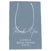 Stoffige Blauwe Minimalistische Bruids Shower Beda Medium Cadeauzakje (Voorkant)