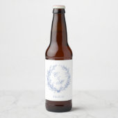 Stoffige Blauwe Monogram Botanische Krans Bruiloft Bier Etiket (Voorkant)