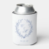 Stoffige Blauwe Monogram Botanische Krans Bruiloft Blikjeskoeler (Blikje Voorkant)