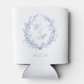 Stoffige Blauwe Monogram Botanische Krans Bruiloft Blikjeskoeler (Achterkant)