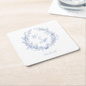 Stoffige Blauwe Monogram Botanische Krans Bruiloft Kartonnen Onderzetters (Schuin)