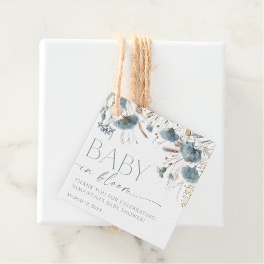 Stoffige blauwe wilde bloemen baby in bloei jongen bedankjes labels (In situ)