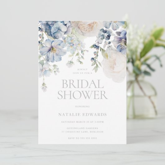 Stoffige blauwe & witte bloemige bruidsfeest kaart (Staand voorkant)