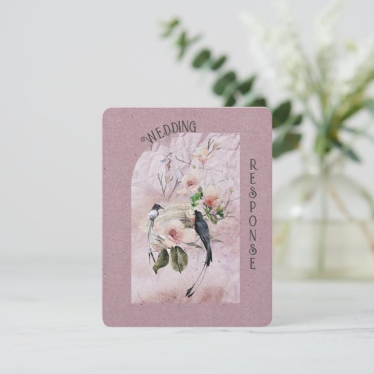 Stoffige Bourgogne Magnolia Bloesems en Vogels Bru RSVP Kaartje (Staand voorkant)