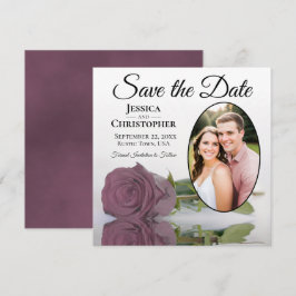 Stoffige mauve roos op wit met ovale fototrouwdag save the date