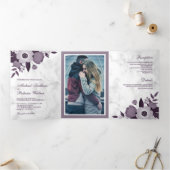 Stoffige Paarse Bloemen Witte Marmeren Foto bruilo Drieluik Uitnodiging (Binnen)