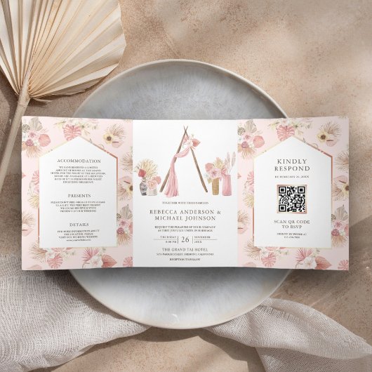 Stoffige roze bloem Boho strandprieel QR-code brui Drieluik Uitnodiging