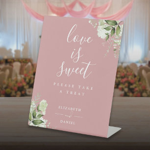 Stoffige Roze Bloemengroenten Liefde Is Zoete Guns Reclamebord Met Voetstuk