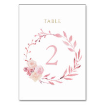 stoffige roze bloemenkrans tafel nummervoorziening