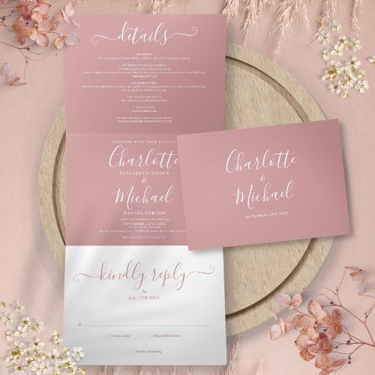 Stoffige Roze Elegante Script Monogram Huwelijk Drieluik Uitnodiging