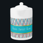 Stoffige roze en blauwe iKat Theepot<br><div class="desc">Dusty Pink and Blue met een vleugje champagne iKat We vieren de nieuwe kleurtrends van 2013 in dit leuke iKat-tribale zigzagpatroon - met kleuren uit het nieuwe KLEURENPALET 2013 - We hebben alle afbeeldingen die in dit ontwerp worden gebruikt aanpasbaar gelaten - Je kunt er naar hartenlust mee spelen -...</div>