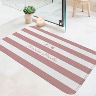 Stoffige roze en witte brede strepen monogram naam badmat