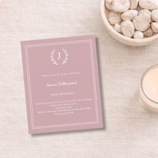 Stoffige roze monogram slinger verjaardagsuitnodig