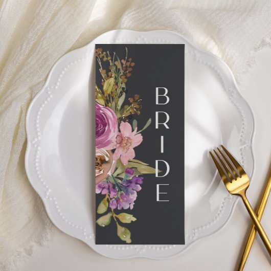 Stoffige roze paarse bloemstuk bruiloft stoel bord menu