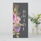 Stoffige roze paarse bloemstuk bruiloft stoel bord menu (Staand voorkant)