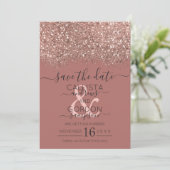 Stoffige Roze Roos Gouden Glitter Confetti Bruilof Save The Date (Staand voorkant)