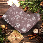 Stoffige Roze Roze Sneeuwvlokken Elegante Winterva Grote Kerstsok<br><div class="desc">Een mooie stoffige roze achtergrond gecombineerd met delicate witte sneeuwvlokken creëert een zachte en elegante winterpatroon. Dit ontwerp combineert seizoenscharme met een modern, romantisch kleurenpalet, waardoor het perfect is voor stijlvolle vrouwelijke vakantiedecoratie. Een leuke keuze voor degenen die een subtiele maar feestelijke uitstraling willen buiten de traditionele vakantiekleuren.</div>