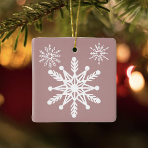 Stoffige Roze Roze Sneeuwvlokken Elegante Winterva Keramisch Ornament