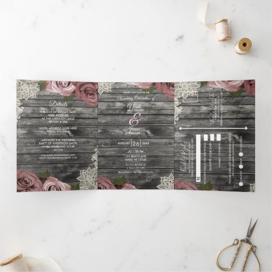 Stoffige Roze Rozen & Kant Roestig Grijs Houten Br Drieluik Uitnodiging (Binnen)