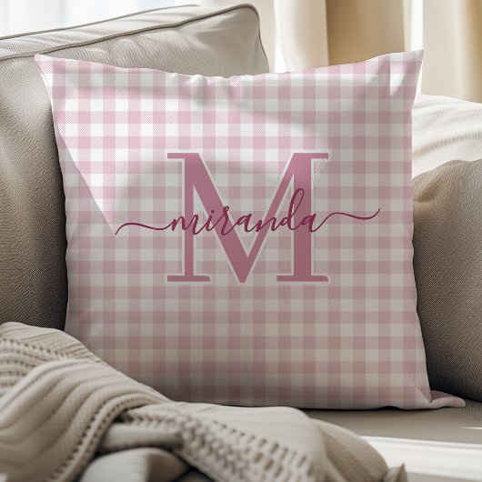 Stofkleurige roze geruite sierkussen met monogram