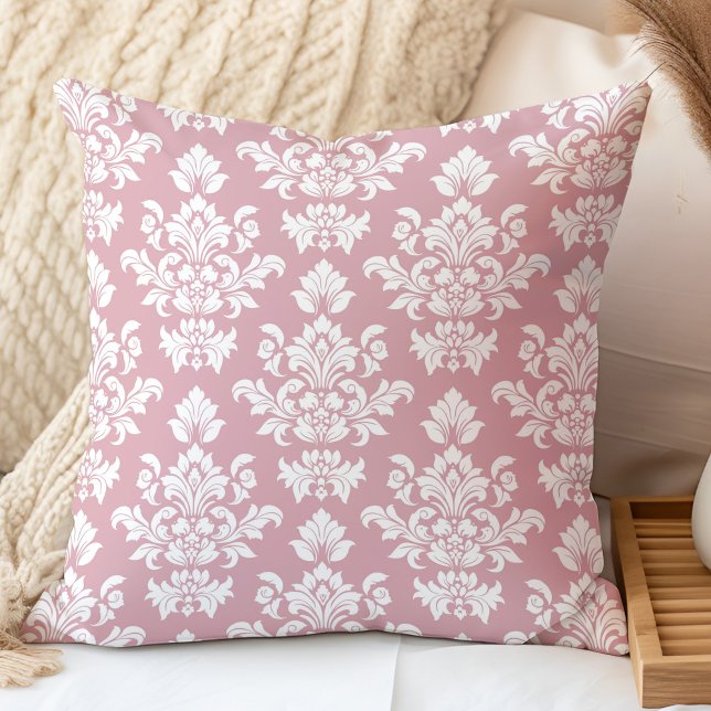 Stofrond roze en witte vintage damast  kussen (Dusty Pink and White Vintage Damask Throw Pillow in a neutral boho bedroom.)