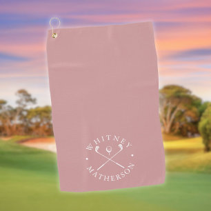 Stofróze en witte golfclubs met gepersonaliseerde golfhanddoek
