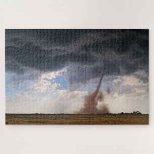 Stofwolk van tornado en donkere wolk in de vlaktes legpuzzel