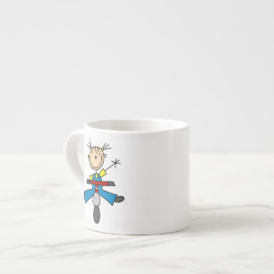 Stokfiguur meisje rijdt op een scooter espresso kop