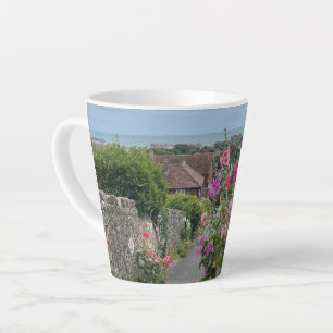Stokrozen langs de muur van de St Leonards Church  Latte Mok