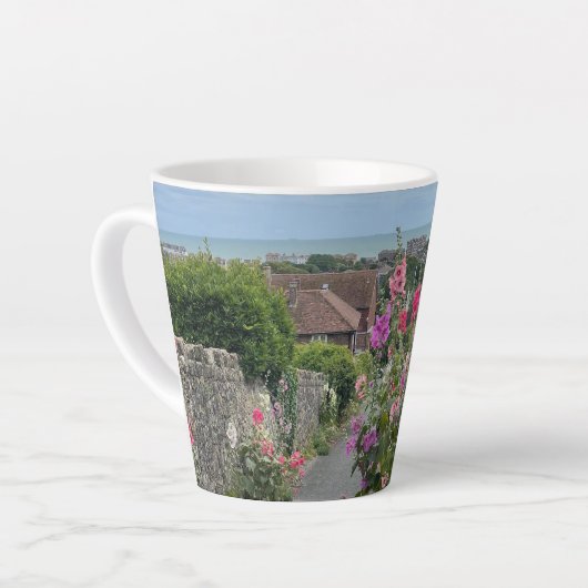 Stokrozen langs de muur van de St Leonards Church Latte Mok (Linkerhoek)