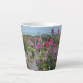 Stokrozen langs de muur van de St Leonards Church Latte Mok (Voorkant)