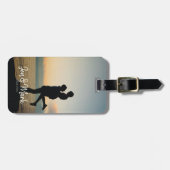 Stolen Foto. Naam en Jaar Typografie. Bagagelabel (Voorkant horizontaal)