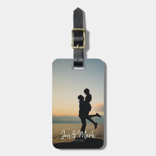 Stolen Foto. Naam en Jaar Typografie. Bagagelabel (Voorkant verticaal)