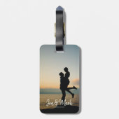 Stolen Foto. Naam en Jaar Typografie. Bagagelabel (Achterkant verticaal)