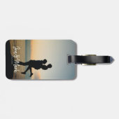 Stolen Foto. Naam en Jaar Typografie. Bagagelabel (Achterkant horizontaal)